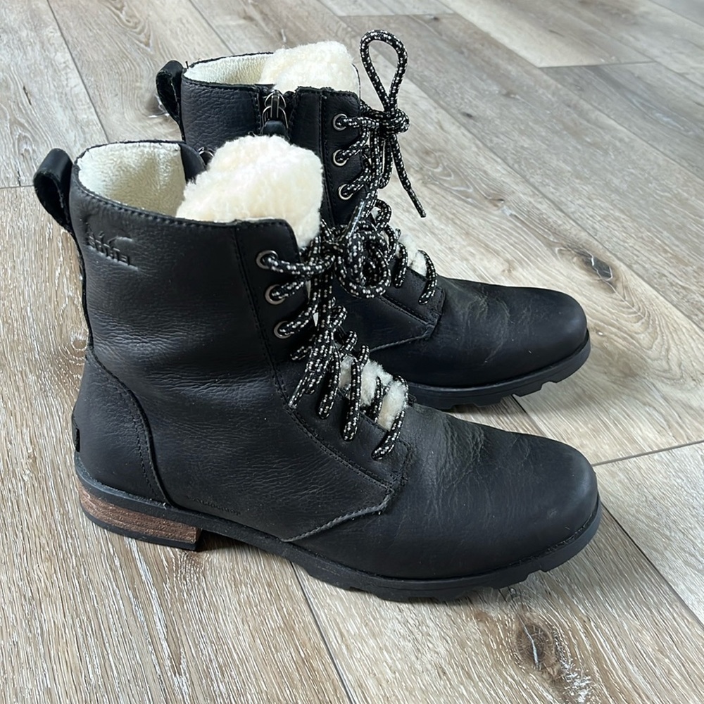 Sorel Women’s Emelie Short Lace Boot Black and Shearling